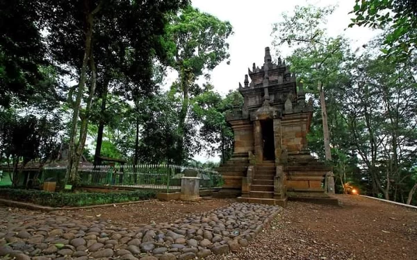 Foto Candi Cangkuang bercorak Hindu di tengah situ (Foto: Pesona Indonesia)