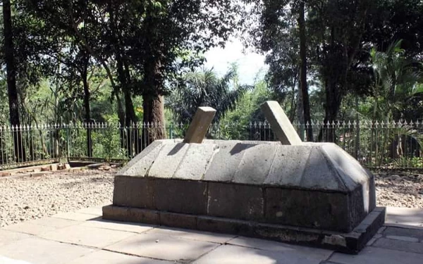 Foto Makam Embah Dalem Arief Muhammad tokoh Islam di tengah situ (Foto: Pesona Indonesia)