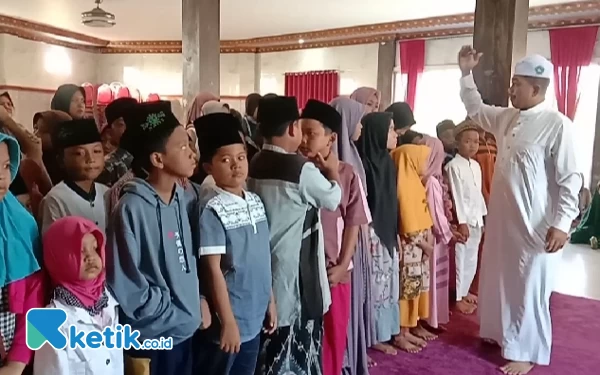 Foto Ratusan anak yatim bersiap menerima santunan dari RSIA Hikmah Sawi. (16/06/2024) (Foto.Ismail Hs/Ketik.co.id)