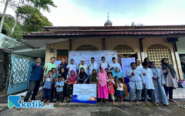 Foto Karyawan Telkomsel bersama masyarakat sekitar penerima hewan qurban