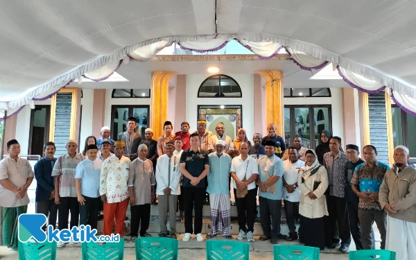 Foto Bupati Freddy Thie foto bersama Sekda Donald R Wakum asisten 2 dan pimpinan OPD serta Imam dan pengurus masjid di i masjid Nurul Ukhuwah Kampung baru (Foto: La Jen/Ketik.co.id)