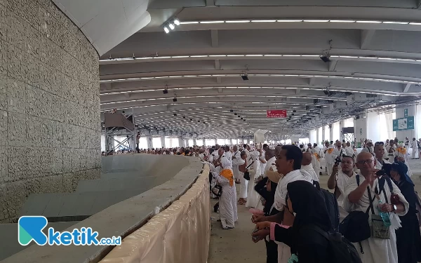 Foto Lontar jumrah aqabah jadi momen penuh makna bagi para jemaah haji sebagai simbol perlawanan terhadap godaan setan. (Foto: Muhsin Budiono/Ketik.co.id )