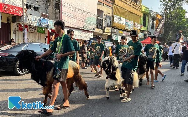 Foto Sejumlah pemuda Kidul Pasar mengarak kambing untuk kurban. (Foto: Lutfia/Ketik.co.id)