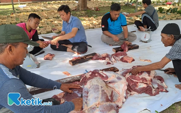 Foto Gotong royong memotong daging kurban di area Politeknik Negeri Jember, Senin (17/6/2024) (Foto: Fenna/Ketik.co.id)