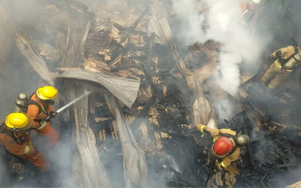 Thumbnail Berita - Bakar Sampah, Rumah di Jalan Karah IV Hangus Terbakar