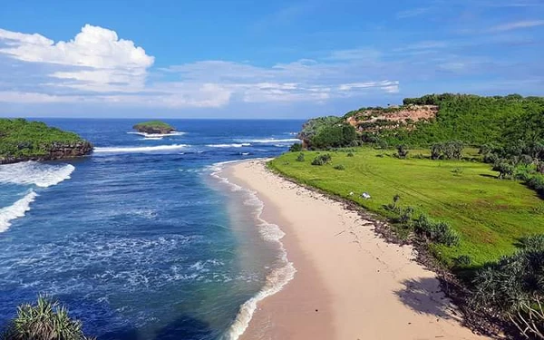 Foto Pantai Watu Karung dari sisi lain (Foto: Pesona Indonesia)