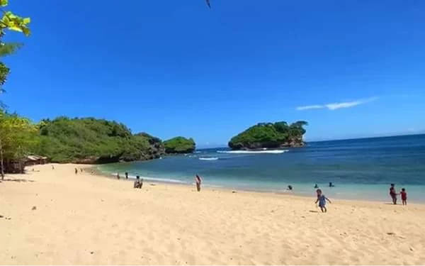 Foto Wisatawan nampak menikmati Pantai Watu Karung (Foto: Pesona Indonesia)