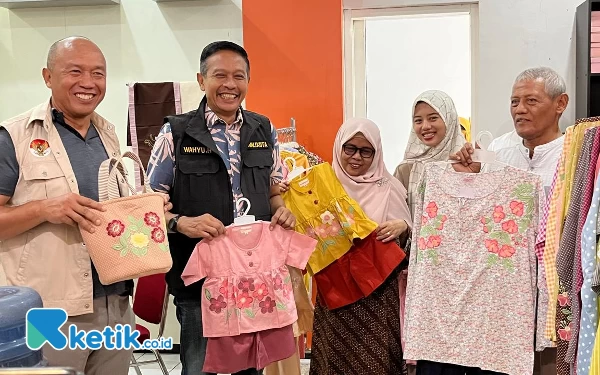 Foto Wahyu Hidayat bersama pelaku UMKM Kota Malang. (Foto: Lutfia/Ketik.co.id)