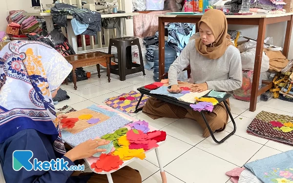 Foto Proses produksi di Omah Daster Eva. (Foto: Lutfia/Ketik.co.id)