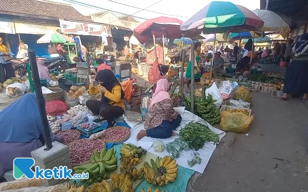 Thumbnail Berita - Kondisi Pasar Dolopo Madiun Semrawut, Pemilik Lapak Keluhkan Keberadaan Pedagang Ojokan