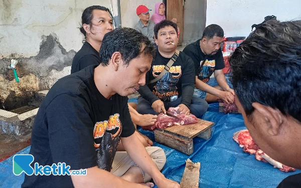 Foto Sejumlah wartawan ini sedang meotong daging kurban yang mereseka sembelih, Selasa (18/6/2024). (Foto: Khaesar/Ketik.co.id)