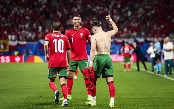 Foto Cristiano Ronaldo merayakan kemenangan Portugal bersama rekan-rekannya atas Republik Ceko di Red Bull Arena, Leipzig (19/6/2024). (Foto: X @cristiano)