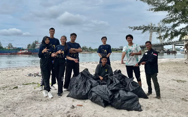 Foto Advokasi Aldisya Calina, Winner Duta Pariwisata Indonesia 2023 saat bersih-bersih sampah bersama teman (Foto: dok. pribadi)