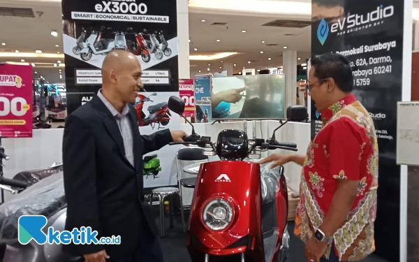 Foto Rukmito Ari Ardianto (kiri) bersama Oky Tri Hutomo  saat berada di stand Alessa Motors  (Fatimah/Ketik.co.id)