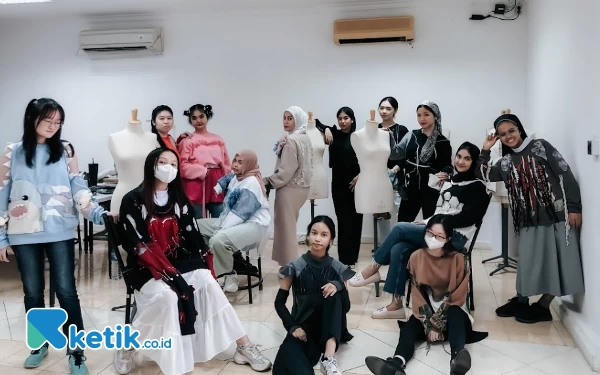 Thumbnail Berita - ESMOD Jakarta Kembangkan Tren Fashion Ramah Lingkungan Lewat Sweater Rework