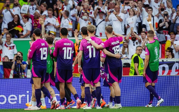 Foto Tuan rumah Euro 2024, Timnas Jerman menyapa fans usai menaklukkan Hungaria 2-0 di MHP Arena, Stuttgart (20/6/2024). (Foto: X DFB_Team)