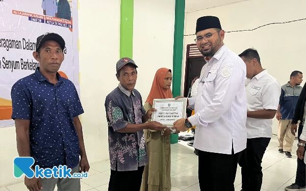 Foto Bupati Bassam Kasuba Saat penyerahan bantuan bedah rumah (Foto Mursal Bahtiar/Ketik.co.id)