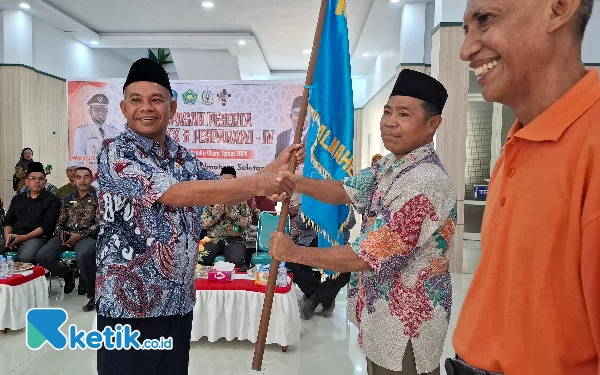 Foto Penyerahan bendera pataka Oleh Sekda Safiun kepada Ketua Kontngen MTQ-XXX Bustamin (Foto Mursal Bahtiar)