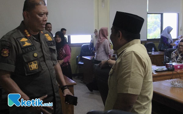 Foto Kepala Satpol PP Sidoarjo Yany Setyawan berdiskusi dengan Ketua Komisi A DPRD Sidoarjo setelah hearing pada Kamis (20/6/2024). (Foto: Fathur Roziq/Ketik.co.id)