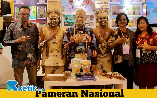 Foto Plt.Kepala Dinas Perindakop dan UKM M.Husein Hassannoesi foto bersama Bapak Tazbir Abdullah dalam pameran Nasional Jogja ITTAF 2024 di Jogjakarta (foto La Jen/Ketik.co.id)