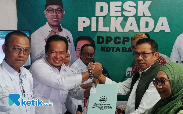 Foto Cak nur menyerahkan berkas pendaftaran ke Desk Pilkada PKB Kota Batu, Jum'at (21/6/2024).(Foto: Sholeh/Ketik.co.id)