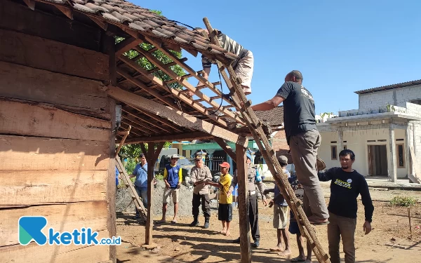 Polres Batu Bedah Rumah Warga Kasembon