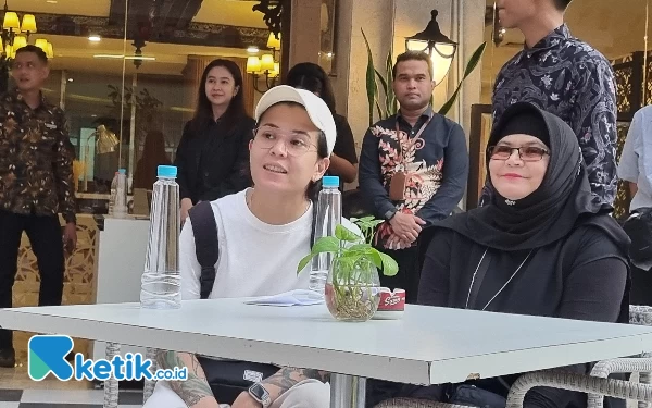 Foto Cikal (topi putih) dan Rosana (mbak Yos) turut hadir pada saat pers conference Jumat petang (22/6/2024). (Foto: Fajar Rianto/Ketik.co.id)