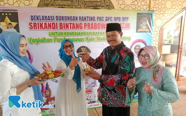 Foto Tumpeng dari relawan Srikandi Bintang Prabowo 08 (foto : kurniawan)