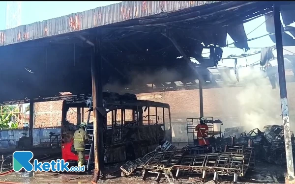 Thumbnail Berita - Garasi DAMRI Surabaya Terbakar, 1 Unit Bus Listrik Hangus
