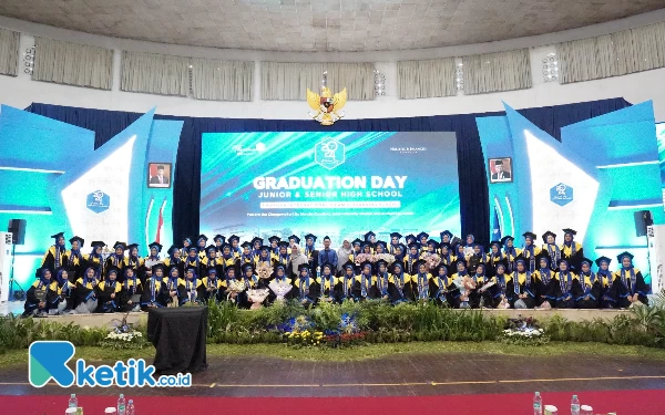 Thumbnail Berita - Thursina IIBS Malang Laksanakan Wisuda, 7 Siswa Sudah Dapat Beasiswa Kuliah Luar Negeri