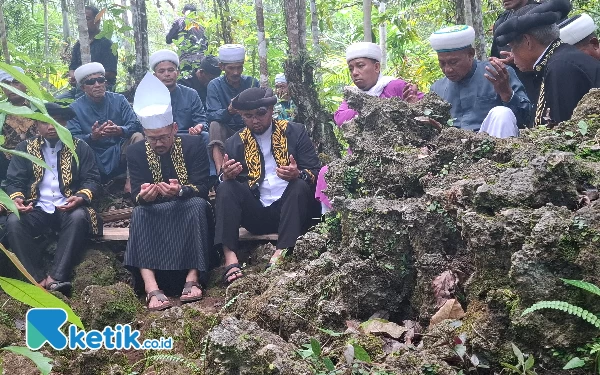 Foto Bupati Bassam Kasuba dan Ompu Sultan Bacan Beserta Perangkat Adat Kesultanan Bacan saat berminat di Ompu dan Asal (Foto Mursal Bahtiar)