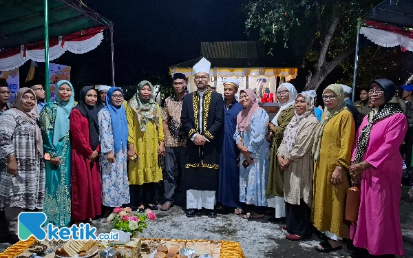 Foto Ompu Sultan Bacan Muhammad Irsyad Maulana Sjah saat Berpose Bersama keluarga Dauri Tahane usai acara Ramah Tamah pegelaran Festival Marabose (Foto Mursal Bahtiar)