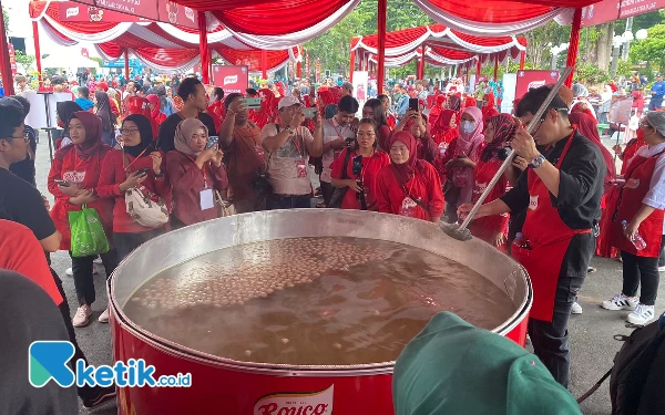 Masyarakat Surabaya Membludak, Pemkot dan Royco Bagikan 1.500 Porsi Bakso Gratis