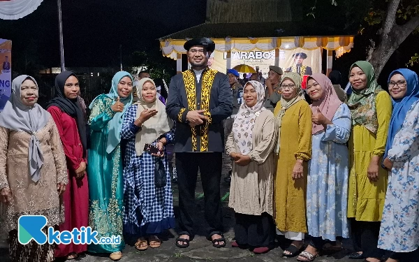 Foto Bassam Kasuba Berpose Bersama dengan Warga Dauri Tahane usai acara Ramah Tamah pegelaran Festival Marabose (Foto Mursal Bahtiar/Ketik.co.id)