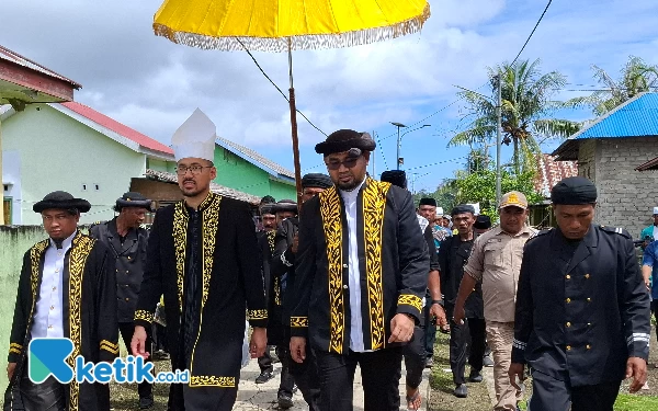 Foto Bupati Bassam Kasuba dan Ompu Sultan Bacan Bacan Muhammad Irsyad Maulana Sjah saat berjalan kaki menuju Hulu Ake Boki (Foto Mursal Bahtiar/Ketik.co.id)