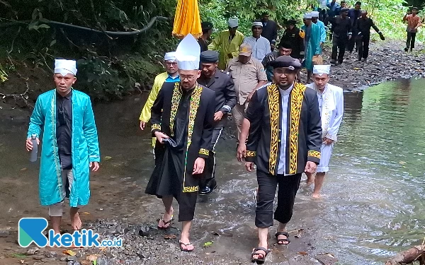 Thumbnail Berita - Tiba di Kecamatan Kayoa Barat, Bupati Halsel dan Ompu Sultan Bacan Kunjungi Ake Boki