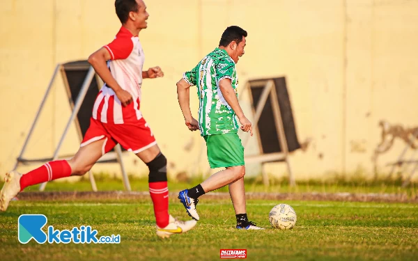 Foto Plt Bupati Sidoarjo H Subandi men-drible bola  dengan lincah dalam pengawalan jurnalis Ketik.co.id Fathur Rozi. (Foto: Istimewa)