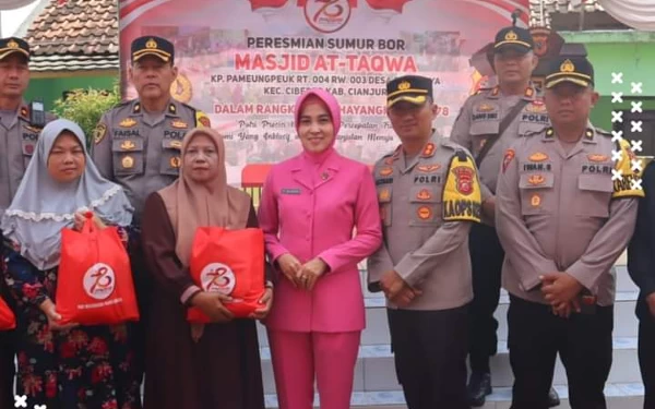 Foto Kapolres Cianjur AKBP Aszhari Kurniawan, S.H., S.I.K., M.Si., didampingi Ketua Bhayangkari Cabang Cianjur, Ny. Sri Aszhari, meresmikan sumur bor dan pemberian sembako (22/06/2024) (Foto: Humas Polres Cianjur)