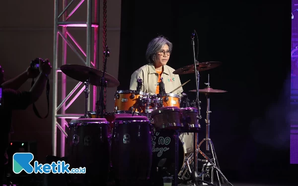 Foto Aksi panggung Indah Kurnia saat bermain drum di Tanjung Perak Jazz, Minggu (23/6/2024). (Foto: Khaesar/Ketik.co.id)