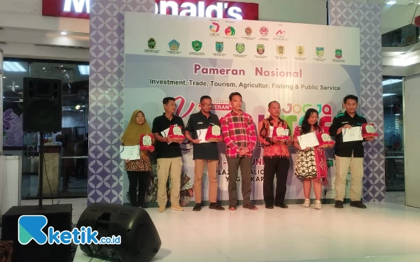 Foto Plt.Kepala dinas Perindagkop dan UMKM foto bersama saat penerimaan penghargaan juara satu dan favorit ITTAF 2024 di Jogjakarta (foto La Jen/Ketik.co.id)