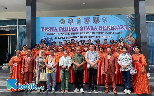 Foto Bupati Freddy Thie bersama Sekda Donald R Wakum foto bersama paduan suara wanita kegiatan Pesparawi XIV Papua Barat dan Papua Barat Daya di Sorong (foto La Jen/Ketik.co.id)