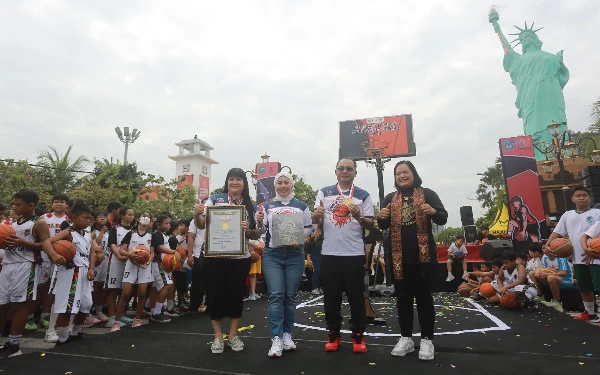 Keren, Dribble Bola Basket dengan Peserta Terbanyak di Kota Madiun Pecahkan Rekor Muri