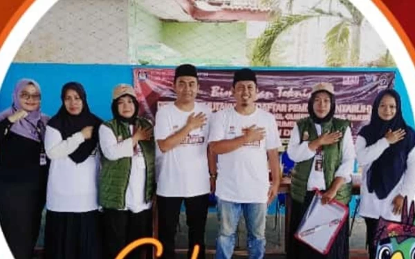 Foto M. Hariri, PPK Batuan ( tiga dari kiri ) bersama Pantarlih Desa Patean yang akan nyoklit ( foto : Hariri for KETIK )