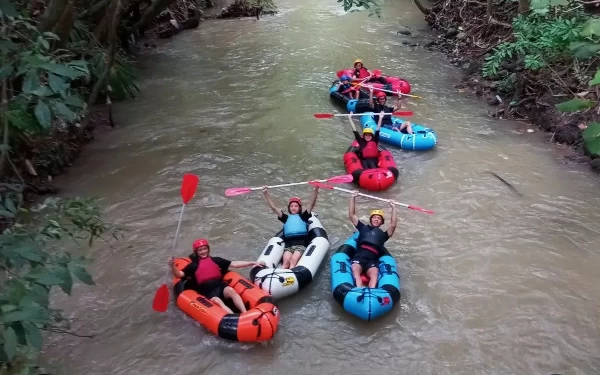 Foto Dengan aliran yang tidak terlalu deras dan sungai yang dangkal, wisata ini cocok untuk anak-anak. (Foto: Instagram @mystus_packraft)