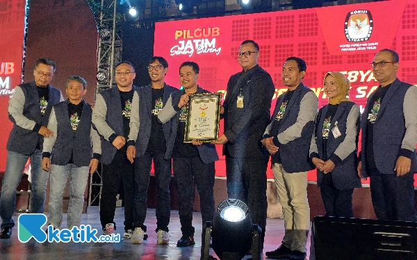 Foto KPU Jatim memperoleh piagam penghargaan dari Musium Rekor Indonesia (Muri) sebagai Coklit terbanyak, Senin (24/6/2024). (Foto: Khaesar/Ketik.co.id)