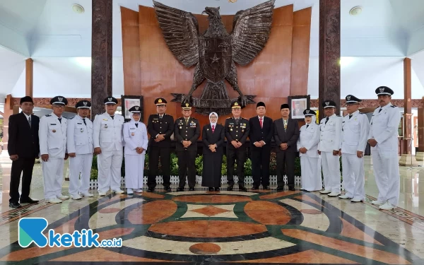 Foto Bupati Blitar Rini Syarifah bersama perwakilan Kepala Desa se-Kabupaten Blitar, Senin (24/6/2024). (Foto: Favan/ketik.co.id)