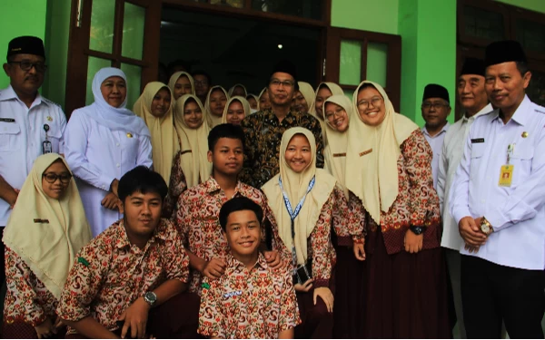 Foto Kepala SMAN 1 Sidoarjo Dr Eko Redjo (kiri), para guru, dan siswa-siswi bersama Gubernur Jatim Khofifah Indar Parawansa yang mengunjungi sekolah itu pada Januari 20024 lalu.