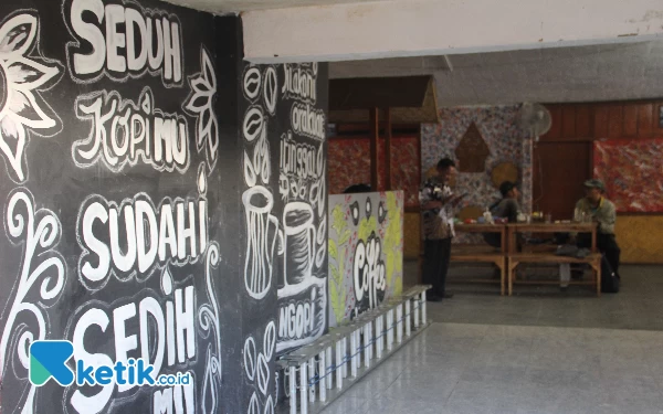 Foto Kata-kata sambutan di pintu masuk Pasar Heritage Buduran tertulis di pintu bagian selatan. (Foto: Fathur Roziq/Ketik.co.id)