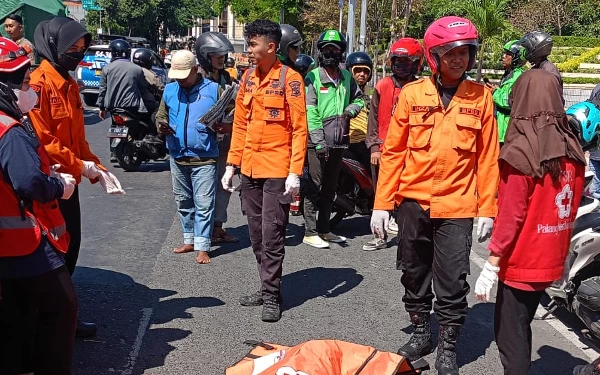 Thumbnail Berita - Tersenggol Motor dan Tertabrak Mobil, Pria 54 Tahun Tewas di Jalan Pahlawan Surabaya