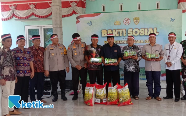 HUT Bhayangkara, Polres Bangkalan Berbagi Bibit dan Sembako ke Petani